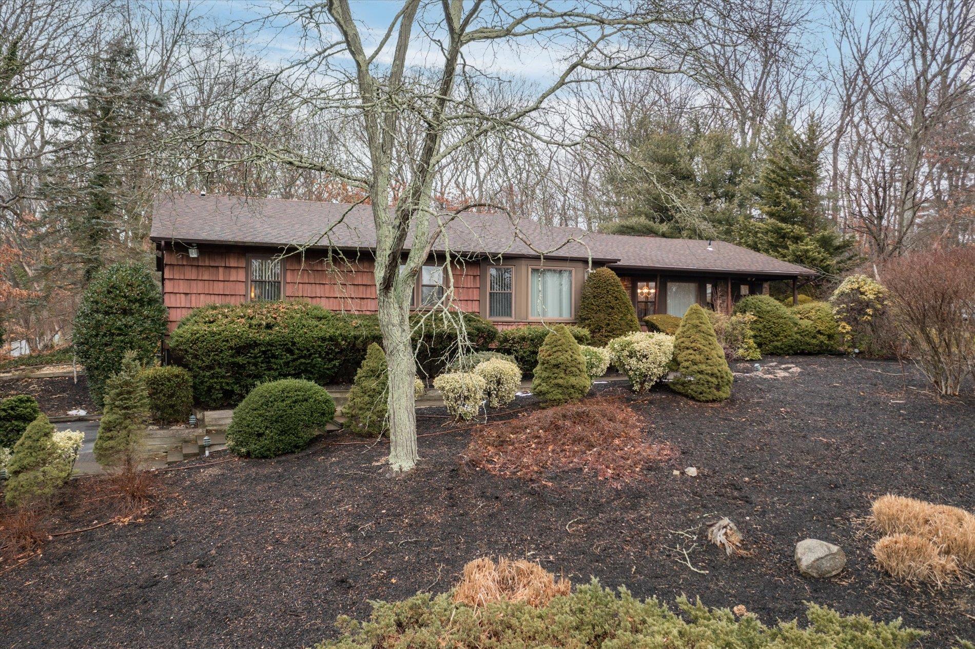 3 Calumet Court, Dix Hills, New York image 1