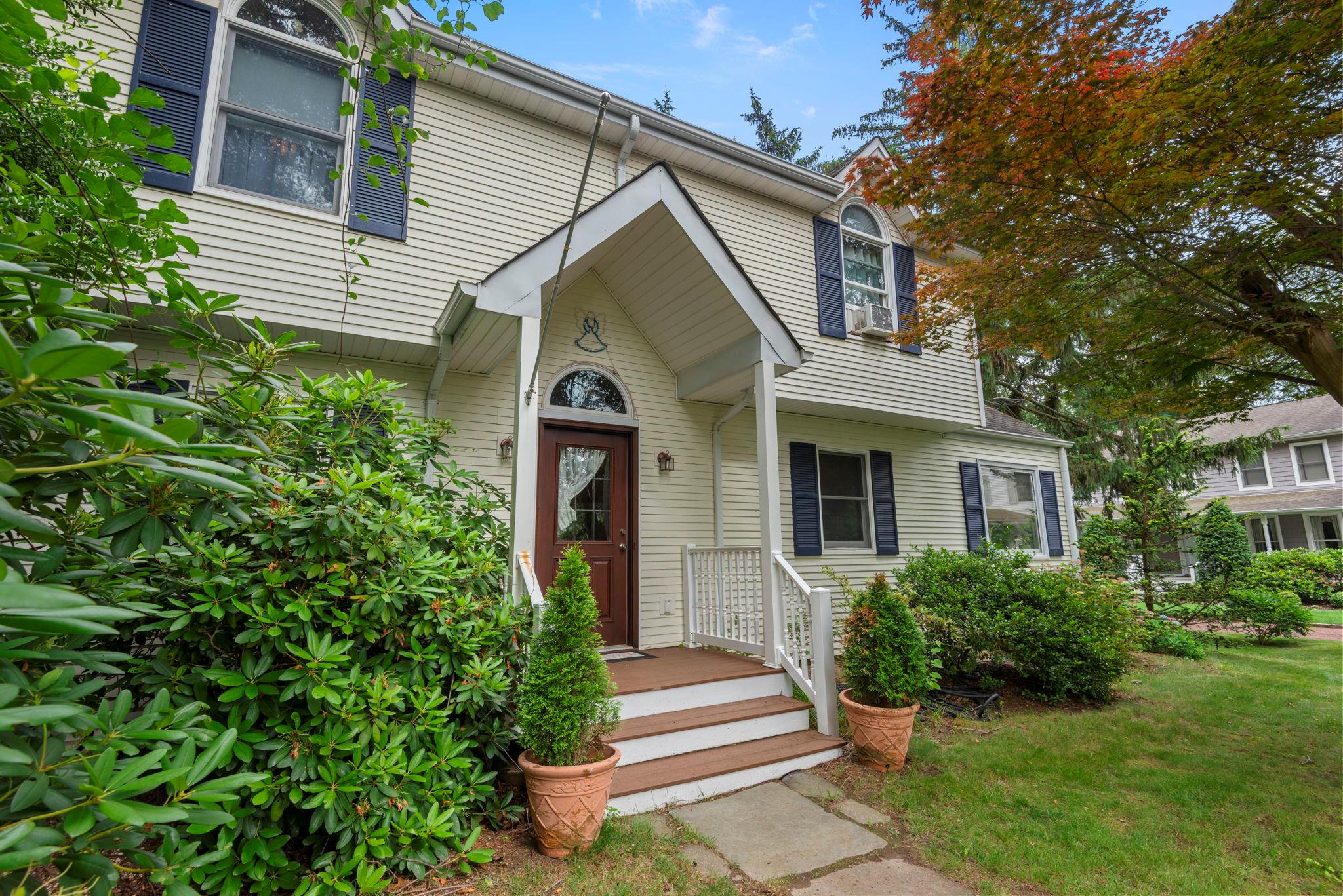 Aberdeen Drive, Huntington, Hamptons, NY - 4 Bedrooms  
3 Bathrooms - 