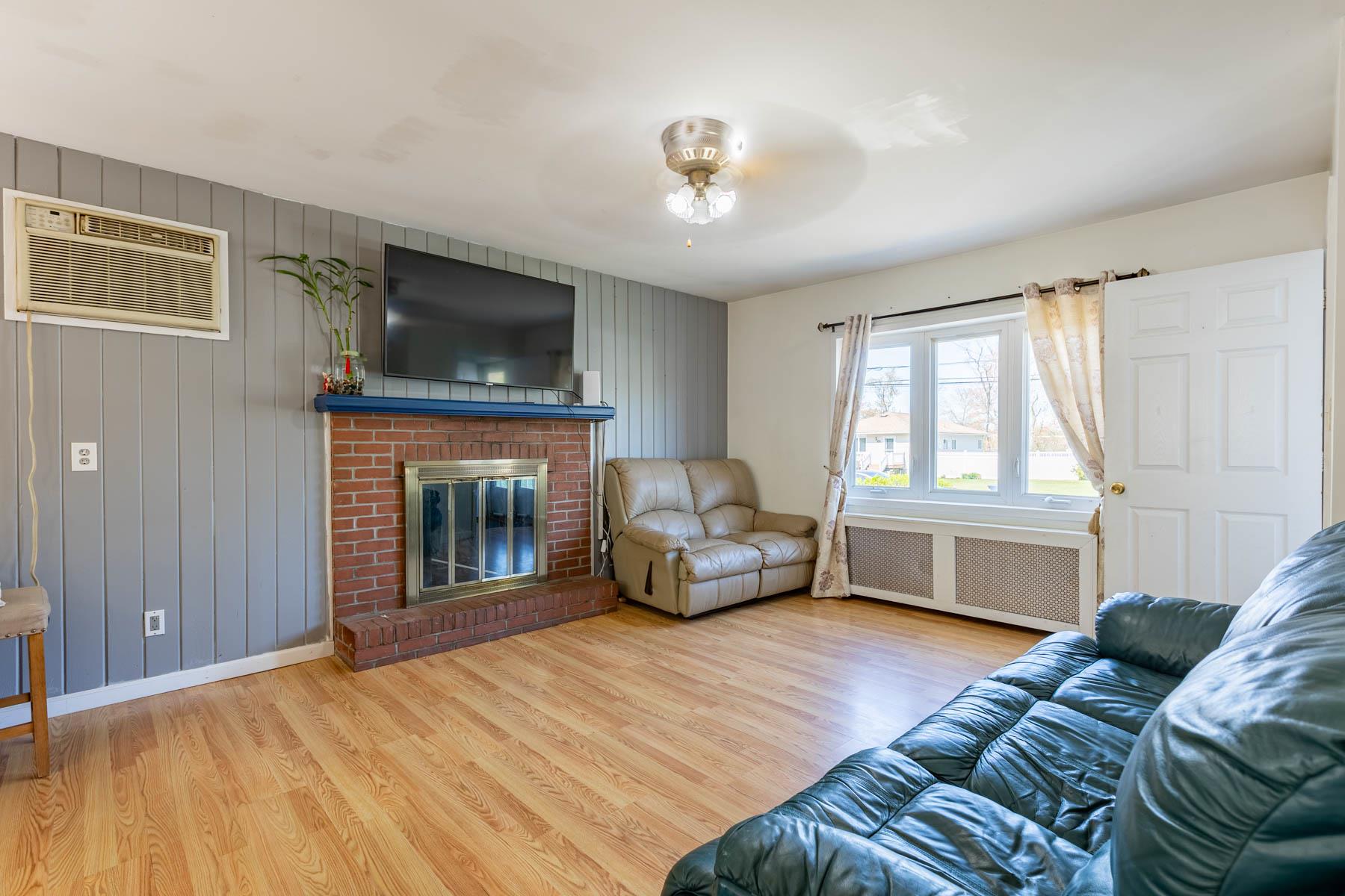 1069 Brookdale Avenue, Bay Shore, New York image 5