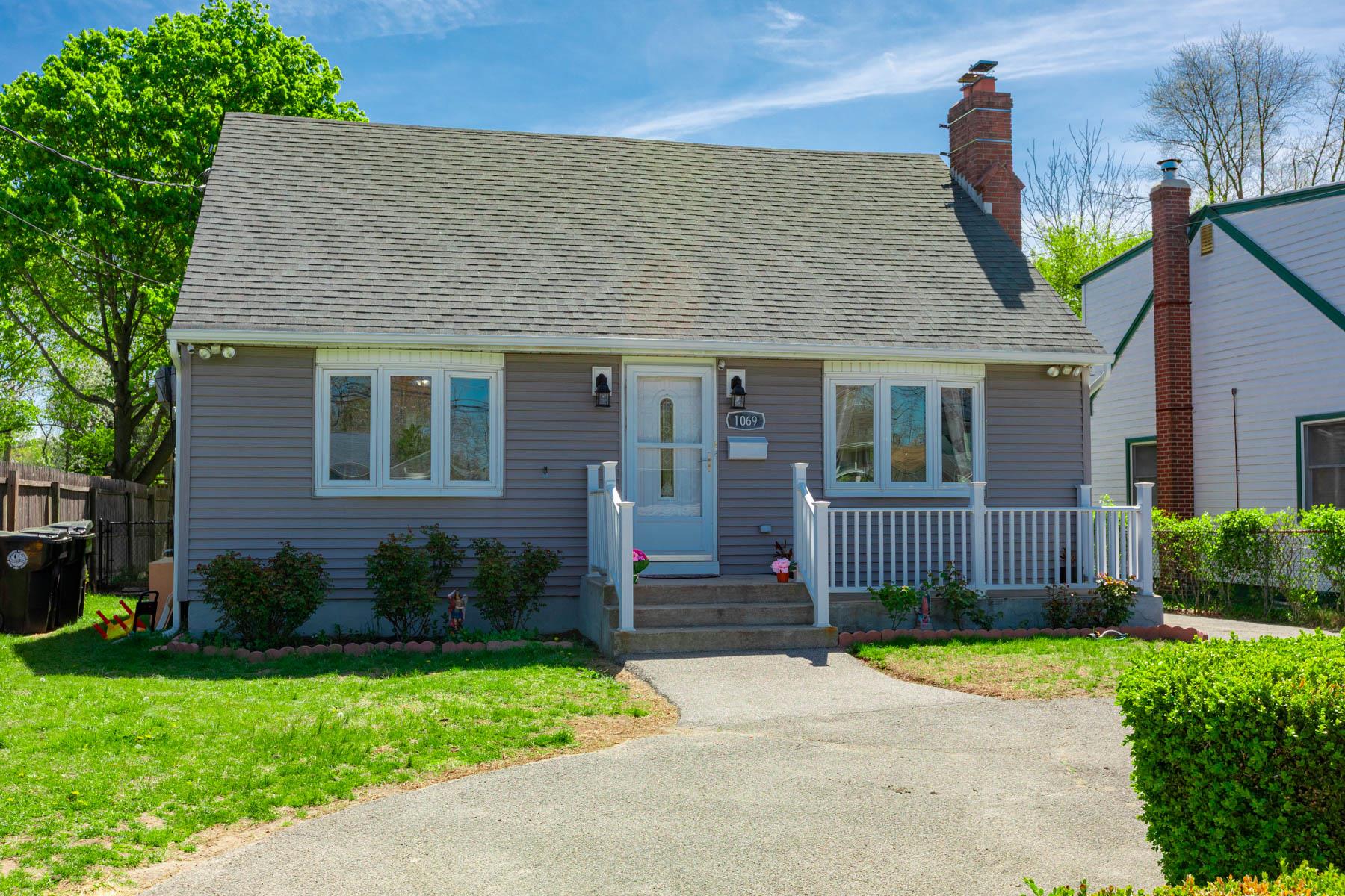 1069 Brookdale Avenue, Bay Shore, New York image 2
