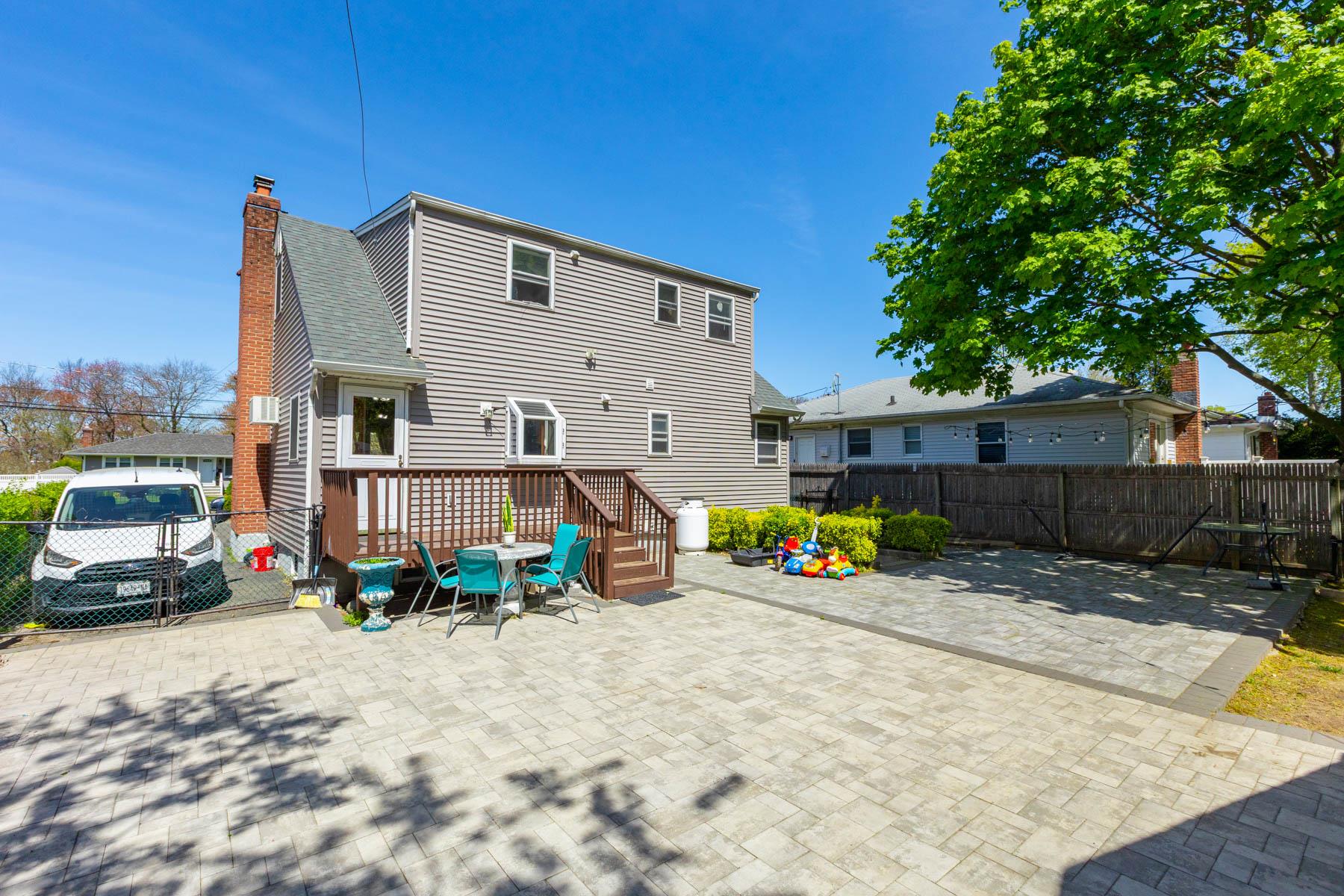 1069 Brookdale Avenue, Bay Shore, New York image 20