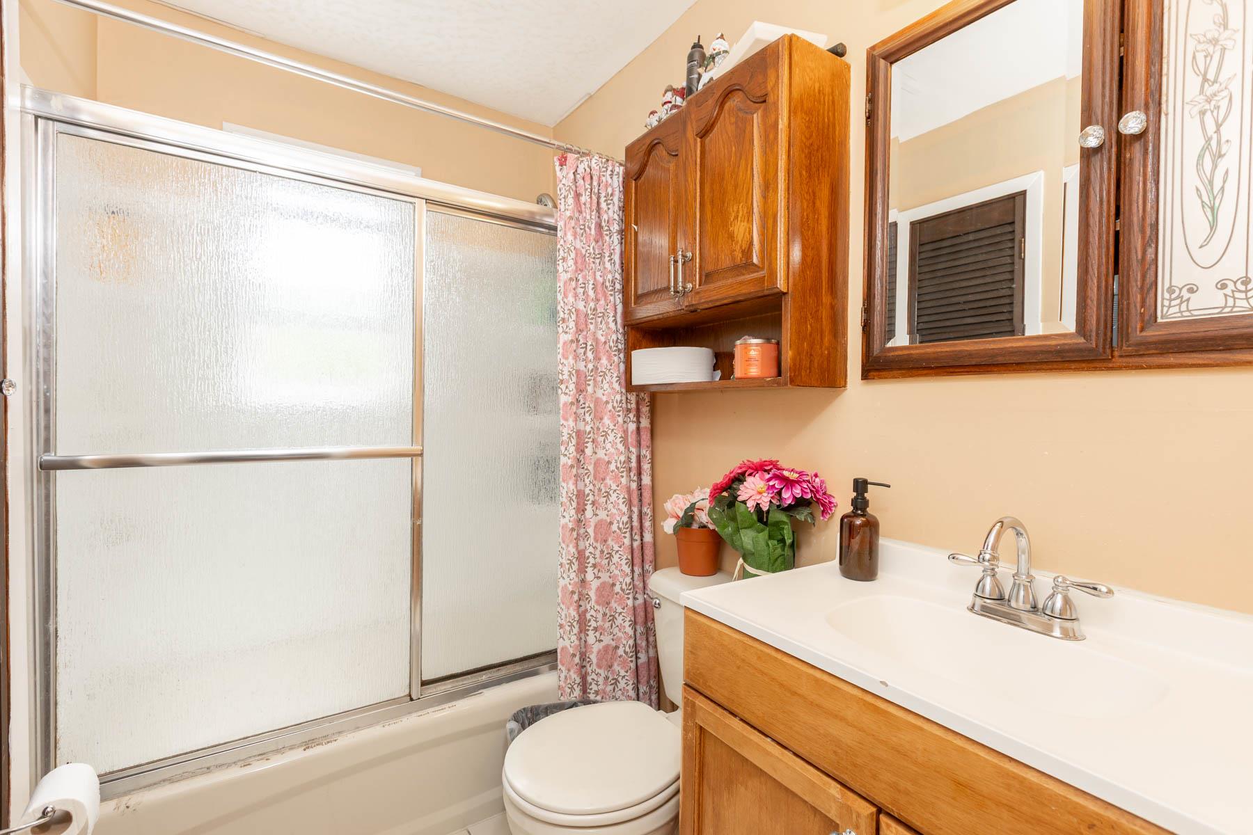 1069 Brookdale Avenue, Bay Shore, New York image 18