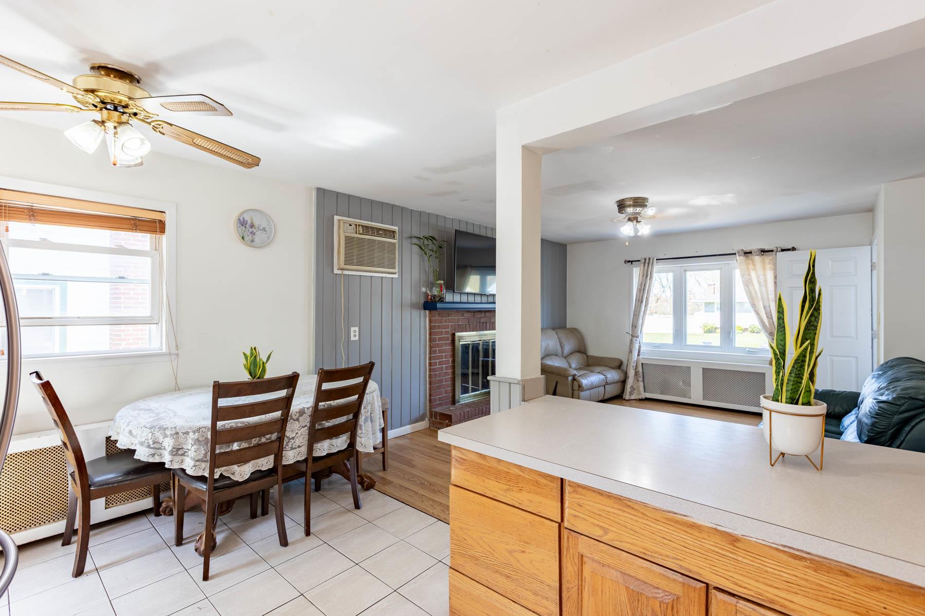 1069 Brookdale Avenue, Bay Shore, New York image 9