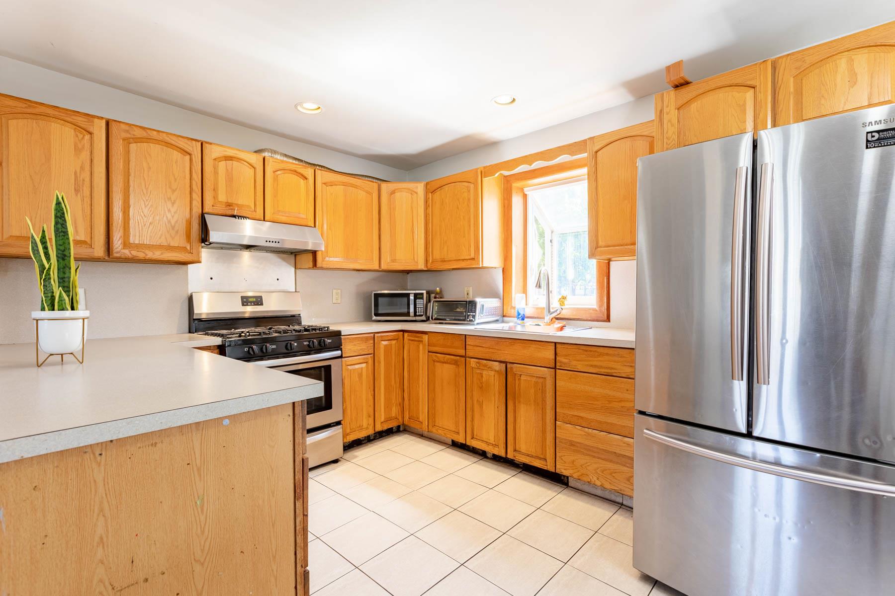 1069 Brookdale Avenue, Bay Shore, New York image 7