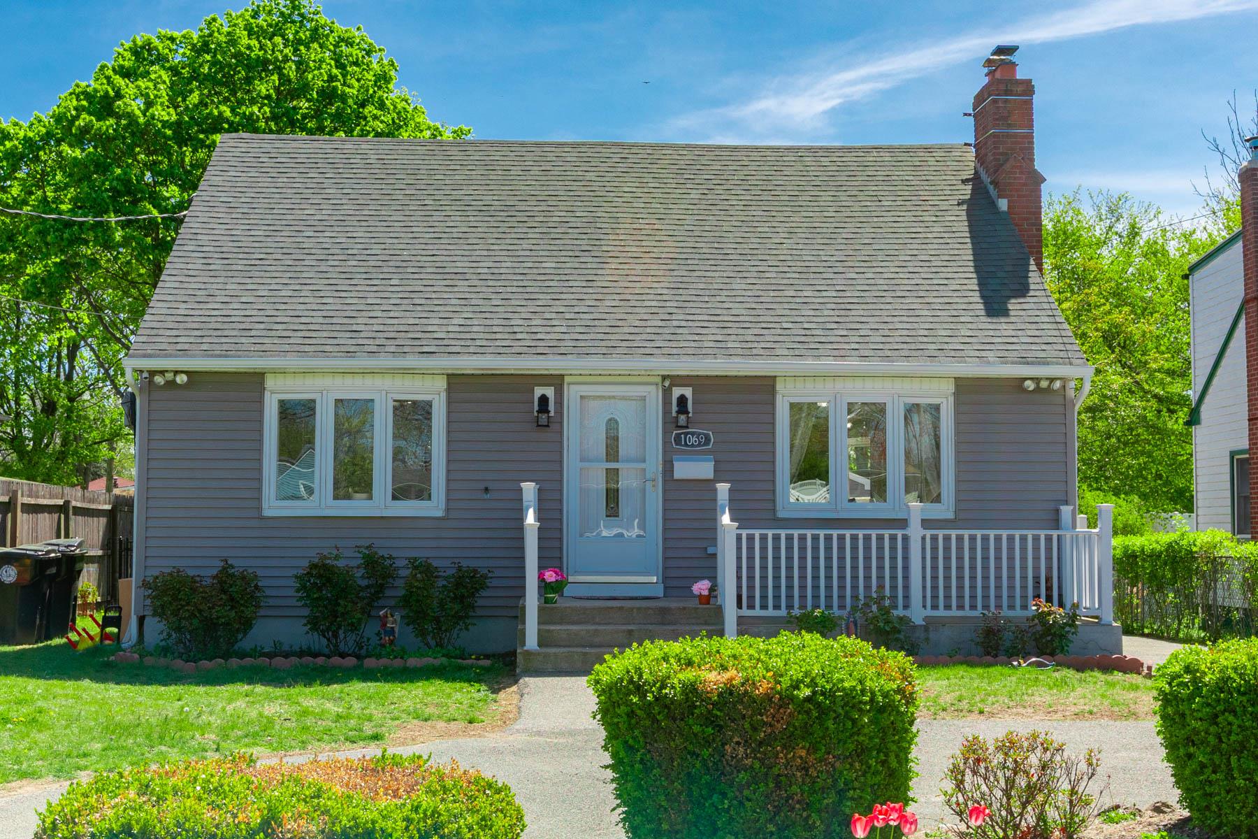1069 Brookdale Avenue, Bay Shore, New York image 1