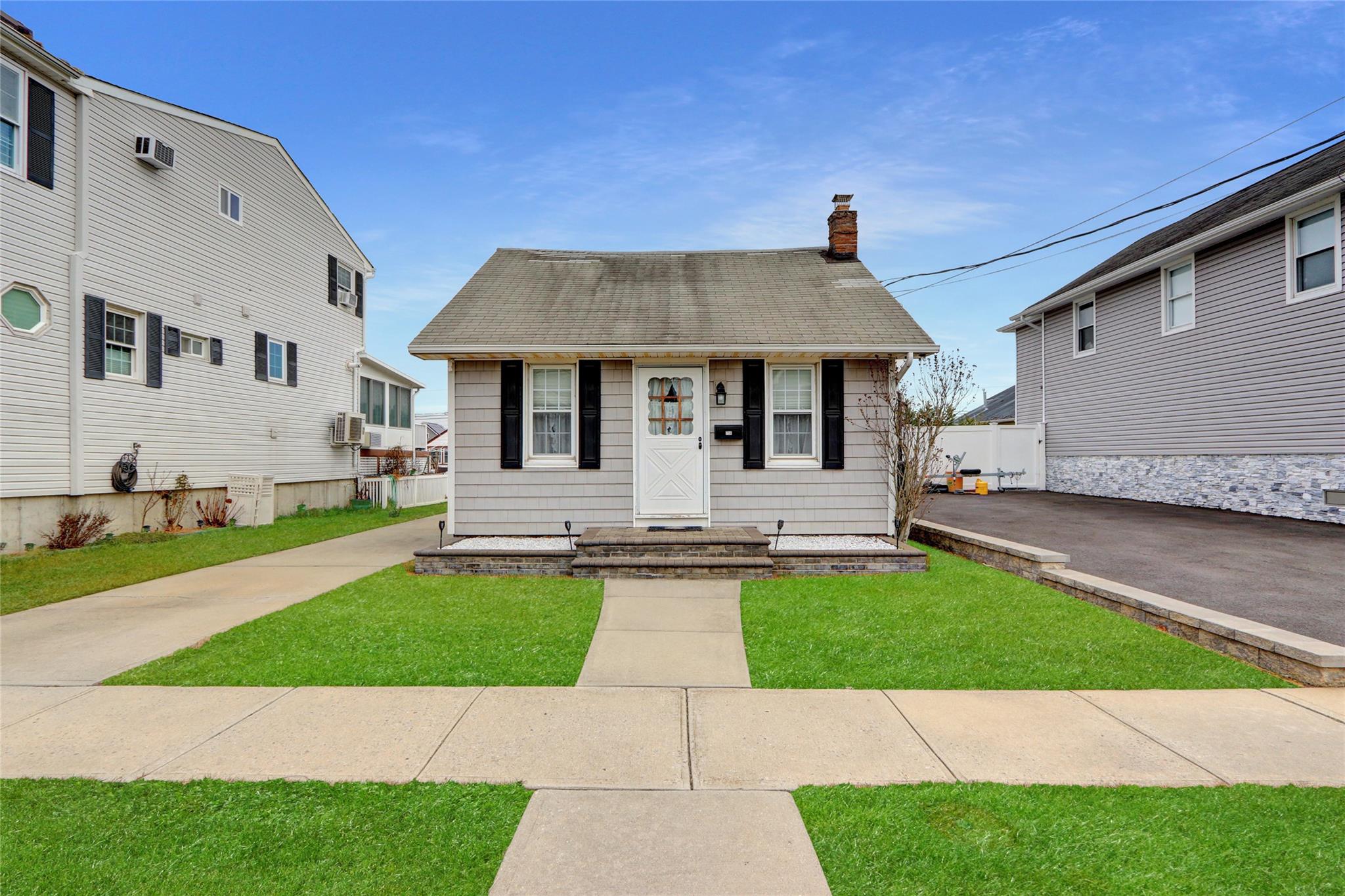 756 S 8th Street, Lindenhurst, New York image 3