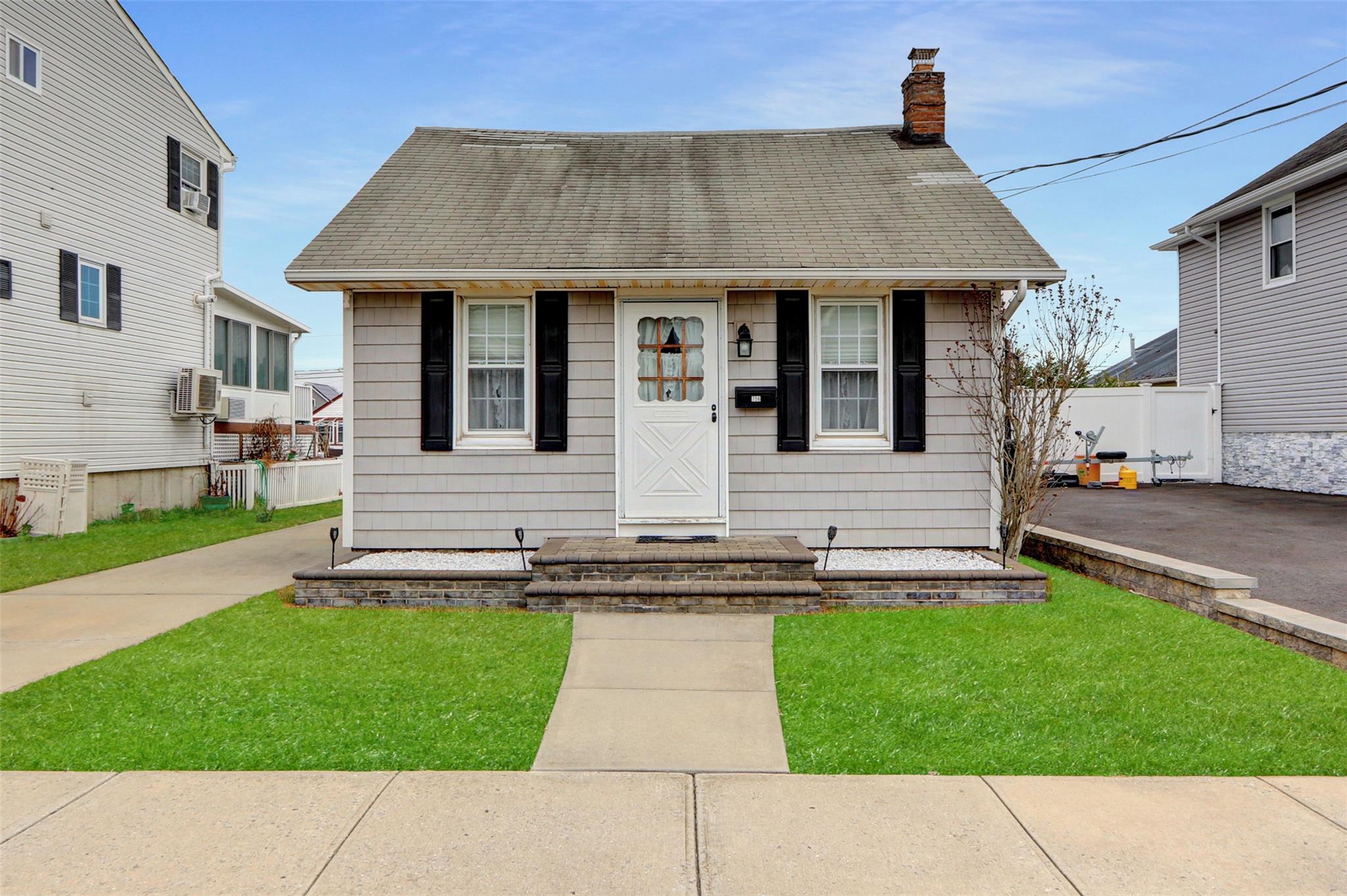 756 S 8th Street, Lindenhurst, New York image 4