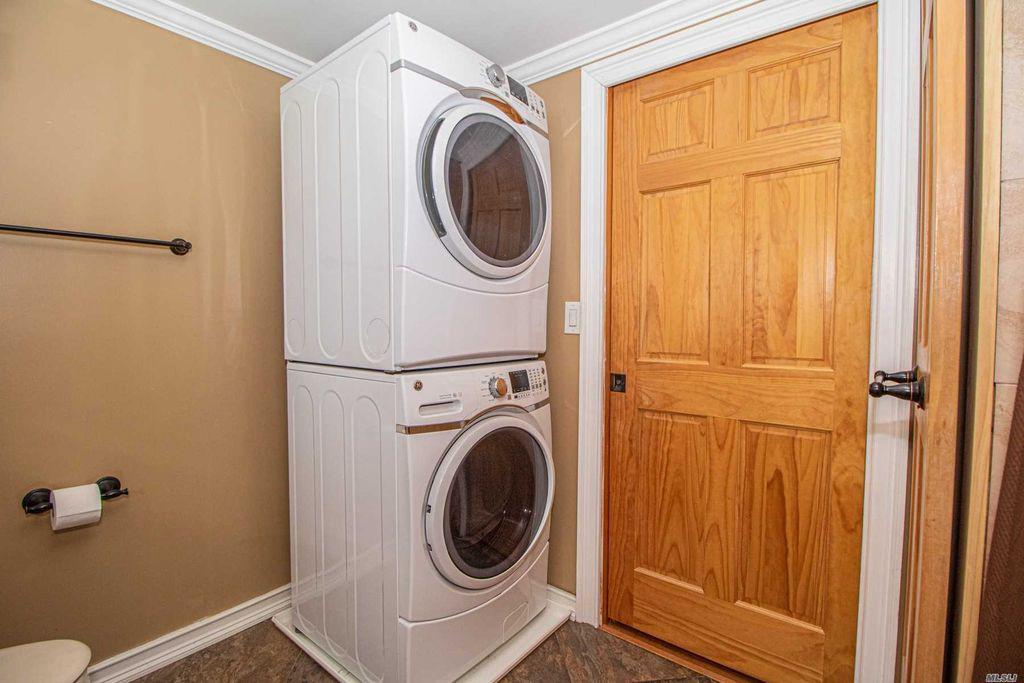 28 Crabtree Lane, Levittown, New York image 7