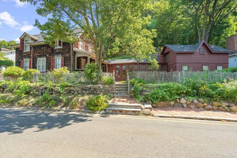 157 E Broadway Roslyn NY 11576