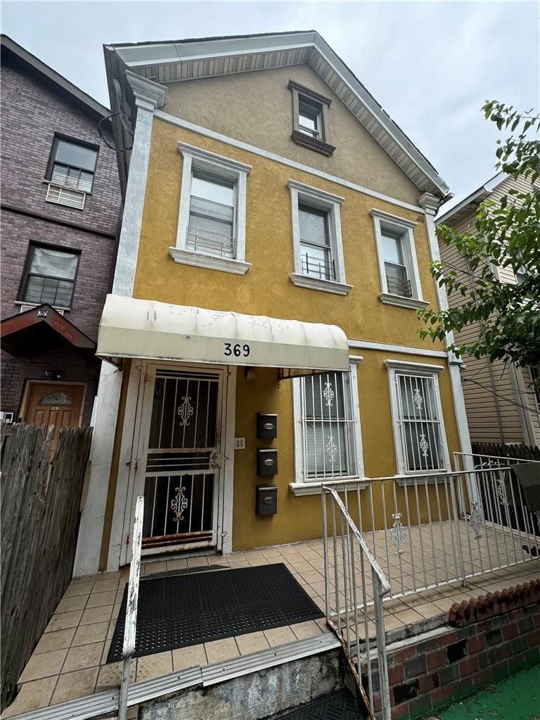 Rental Property at E 194th Street, Bronx, New York - Bedrooms: 3 
Bathrooms: 1  - $3,000 MO.