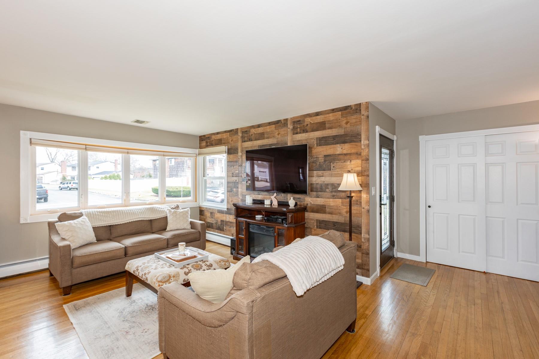 530 Goodrich Avenue, North Babylon, New York image 9