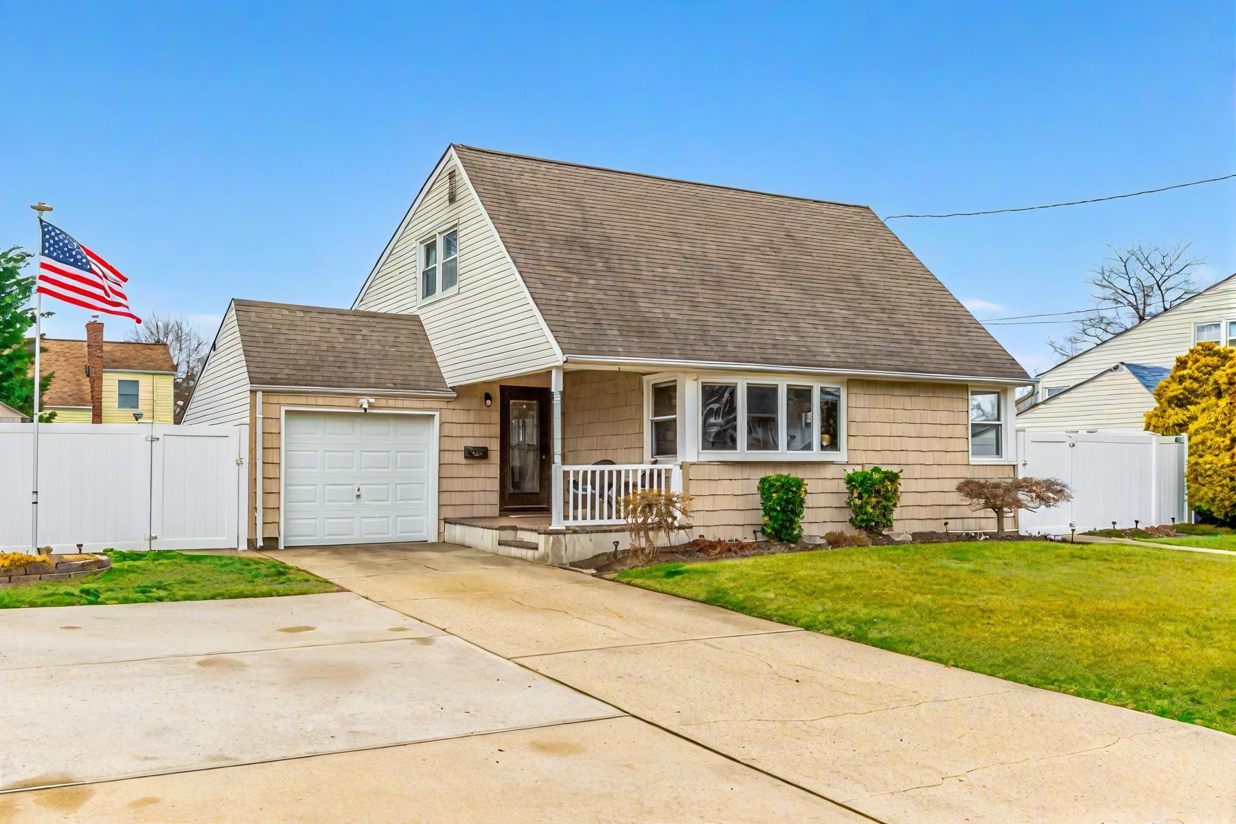 530 Goodrich Avenue, North Babylon, New York image 1