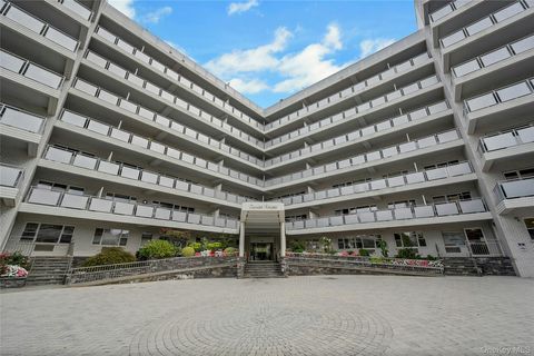 Photo of 300 Martine Avenue #7B, White Plains, NY 10601 (MLS # 919377)