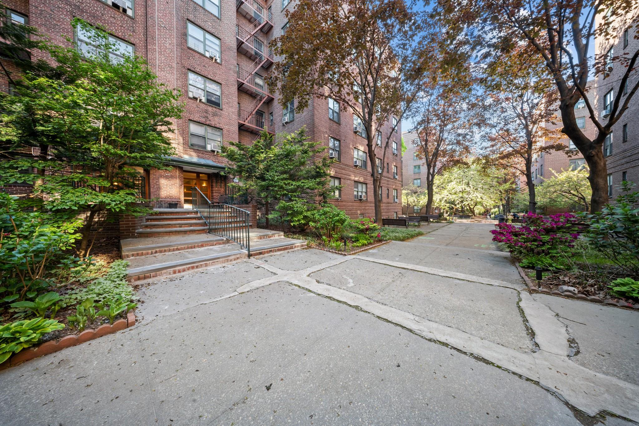78 Street 5E, Jackson Heights, Queens, NY - 3 Bedrooms  
2 Bathrooms  
6 Rooms - 