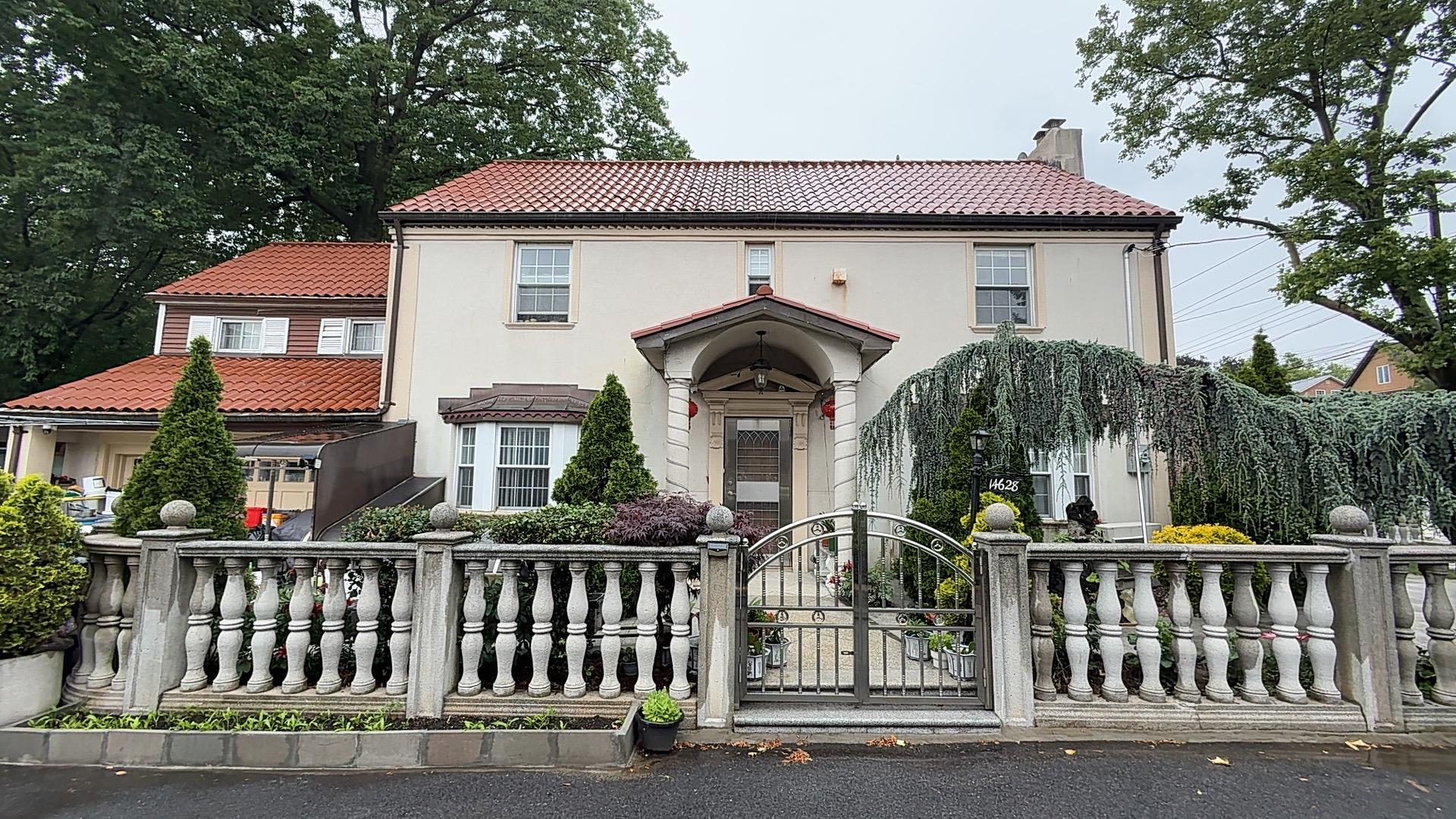 Bayside Av Ave, Flushing, Queens, NY - 6 Bedrooms  
5.5 Bathrooms  
12 Rooms - 