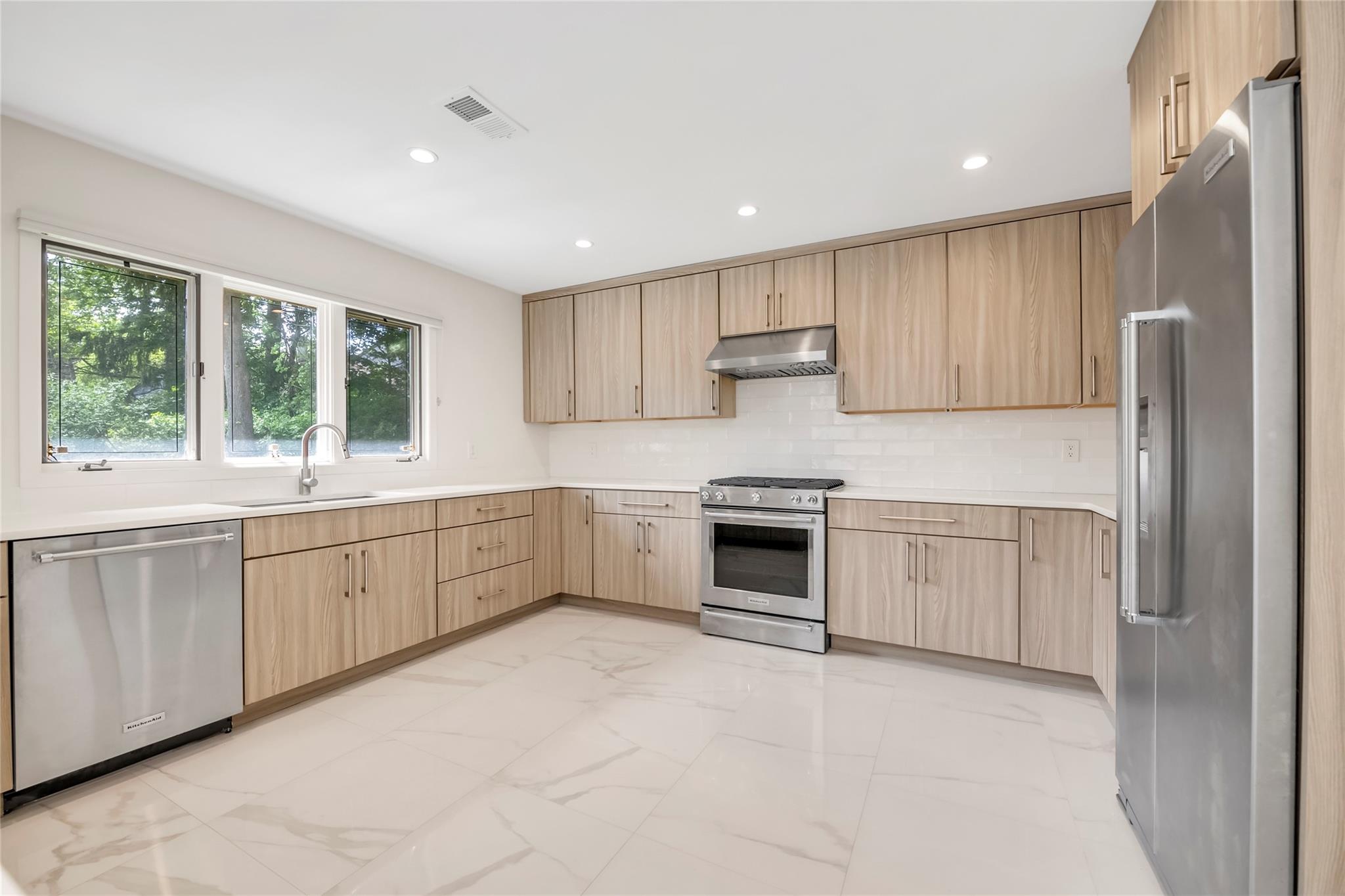 8 Bolton Drive, Manhasset, New York image 6