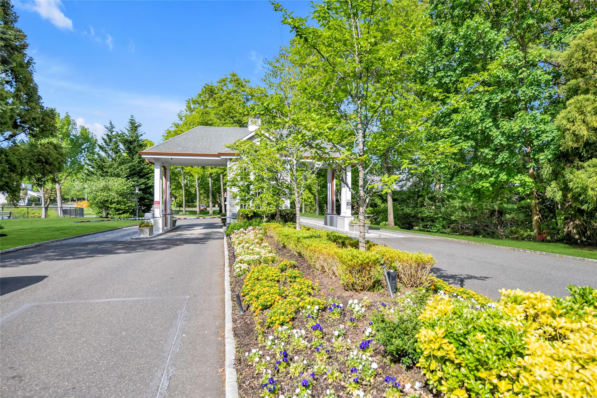 8 Bolton Drive, Manhasset, New York image 31