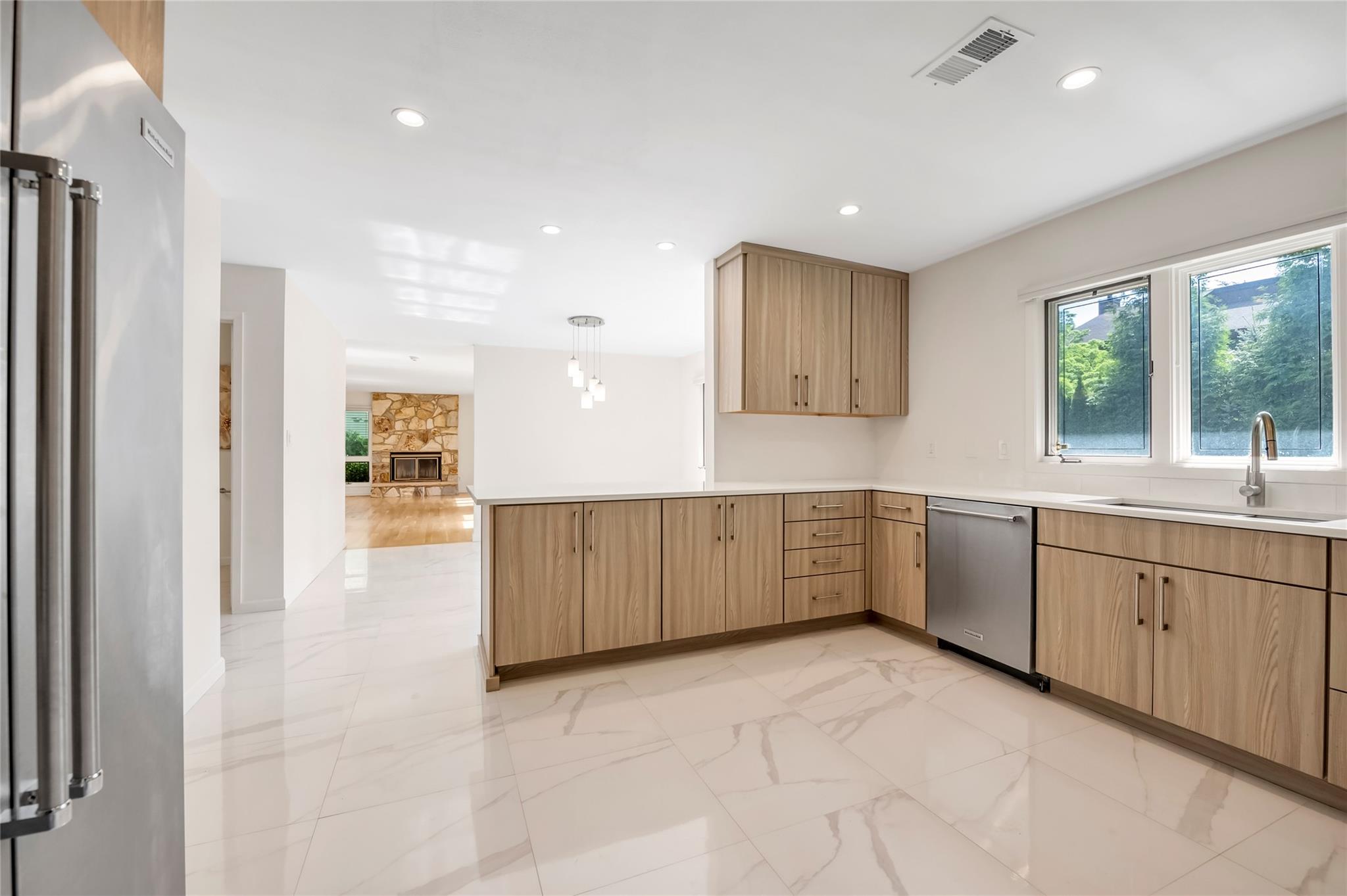 8 Bolton Drive, Manhasset, New York image 7