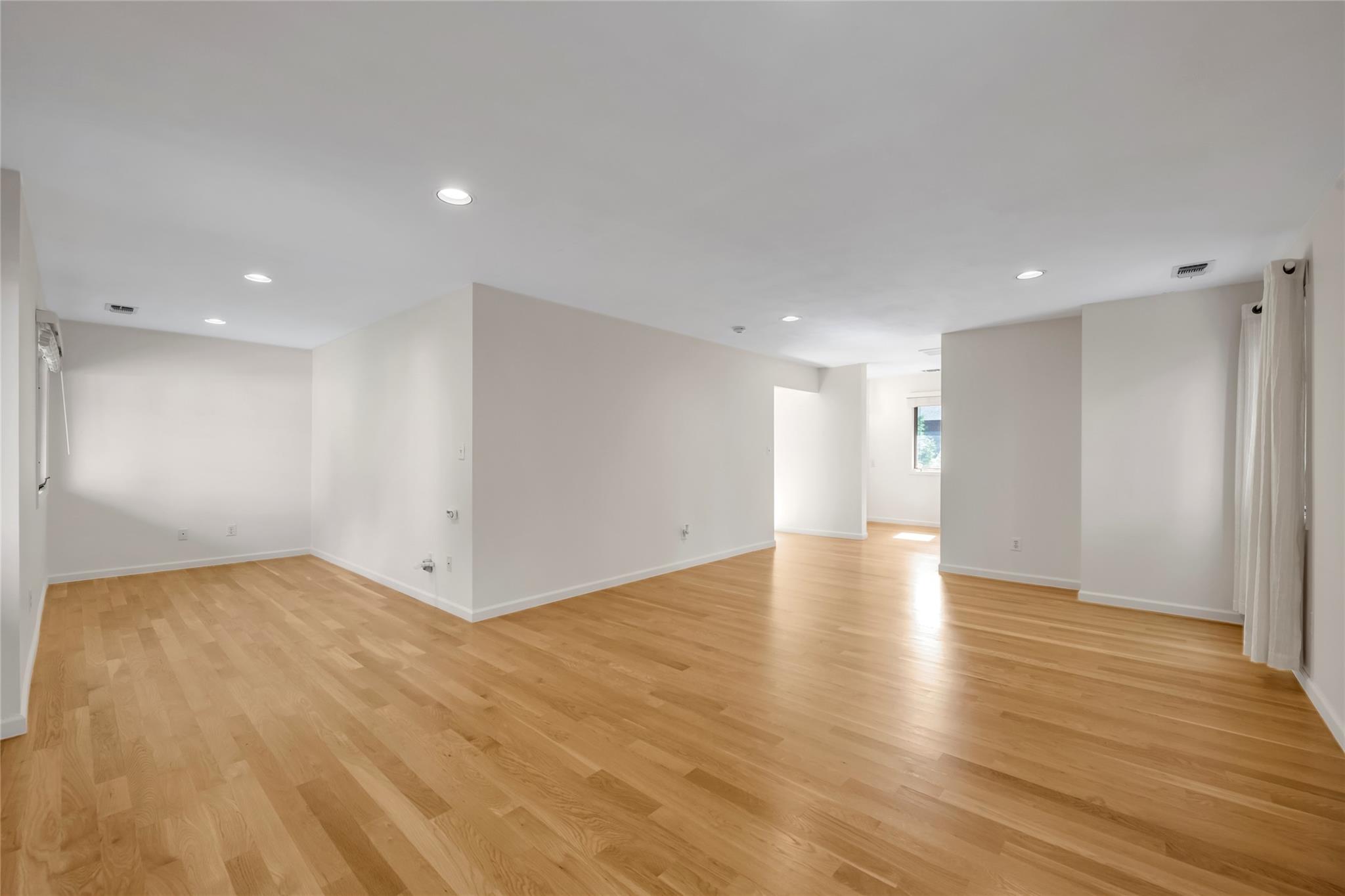8 Bolton Drive, Manhasset, New York image 13