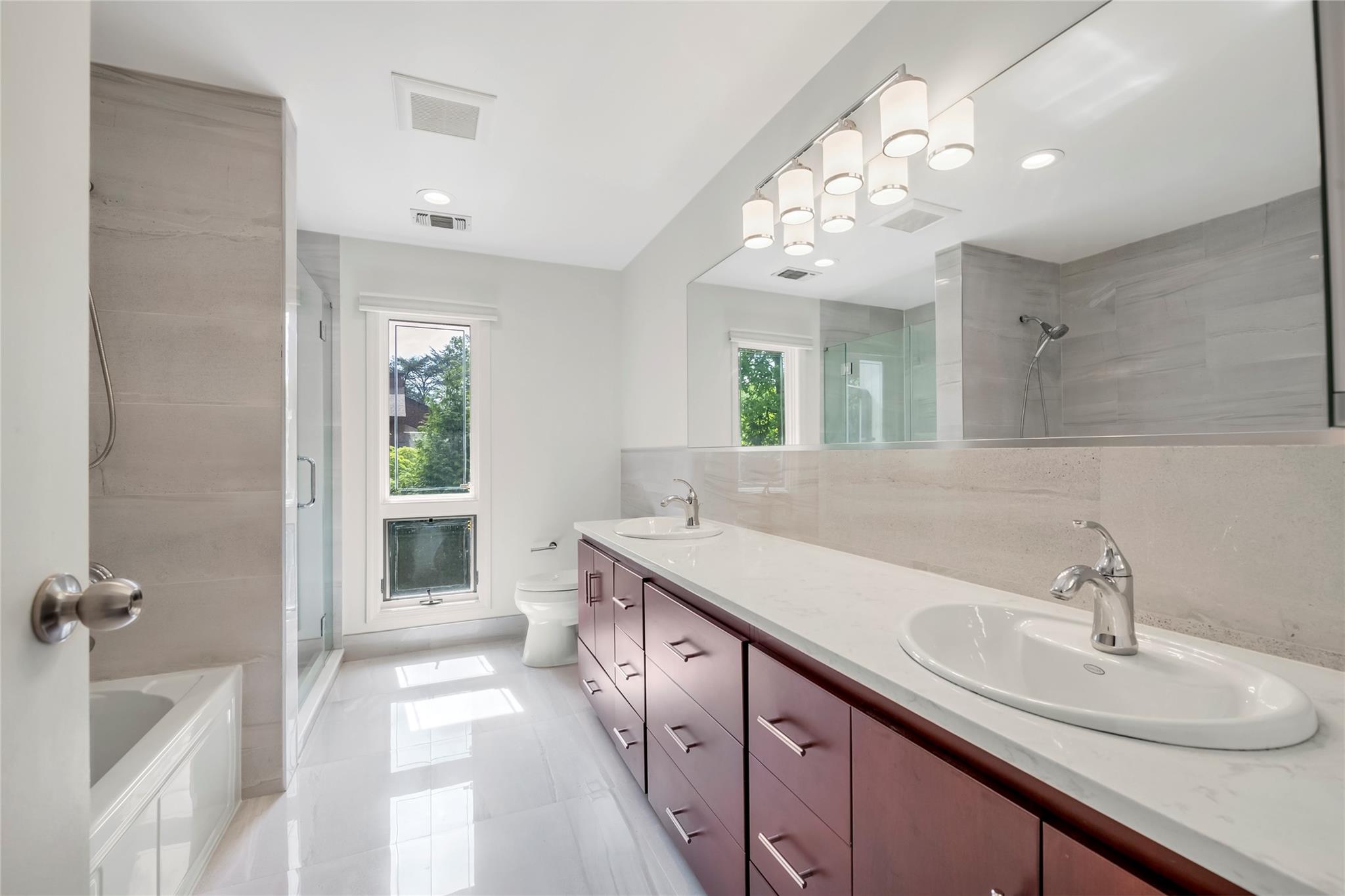 8 Bolton Drive, Manhasset, New York image 20