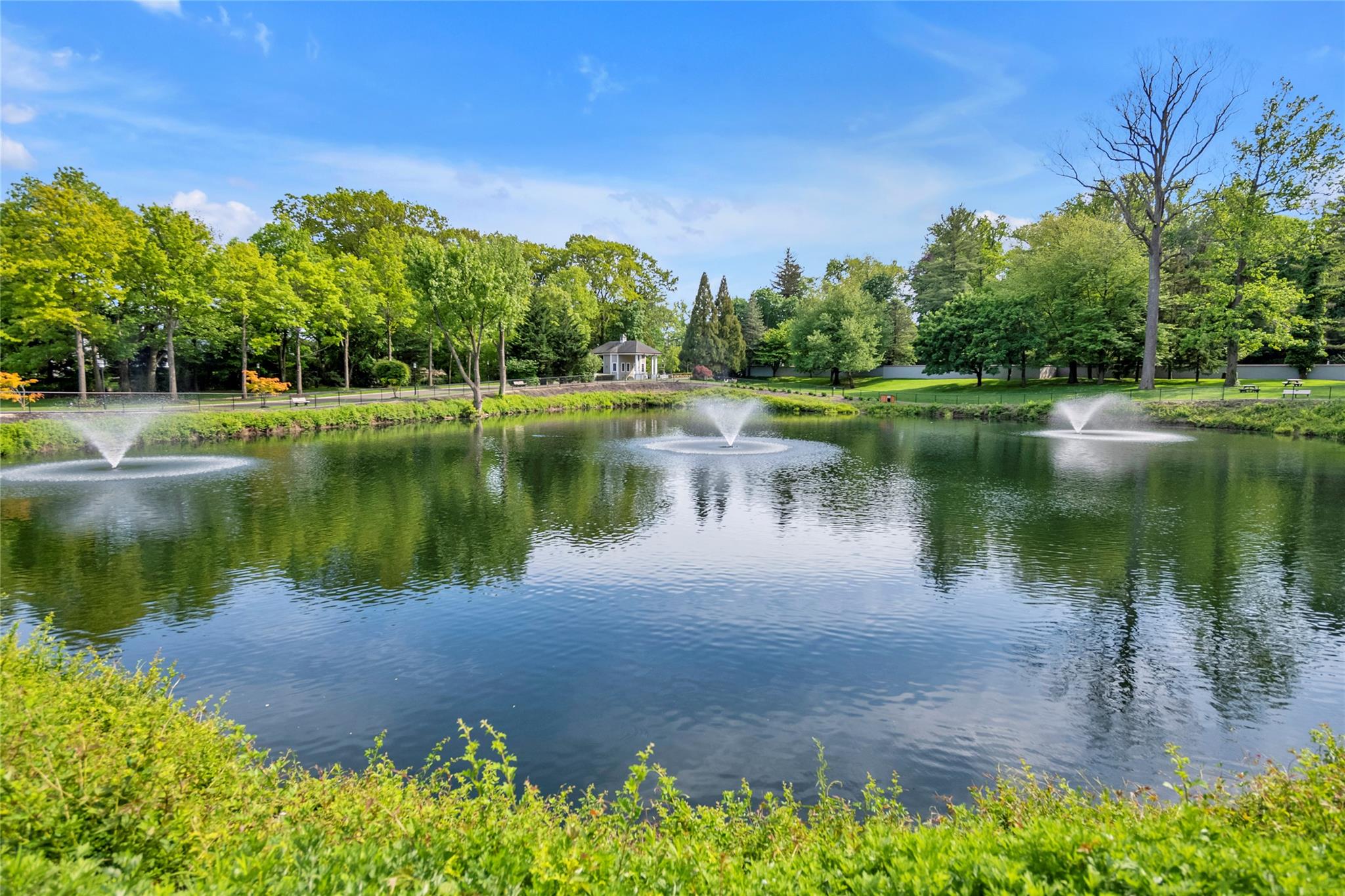 8 Bolton Drive, Manhasset, New York image 30