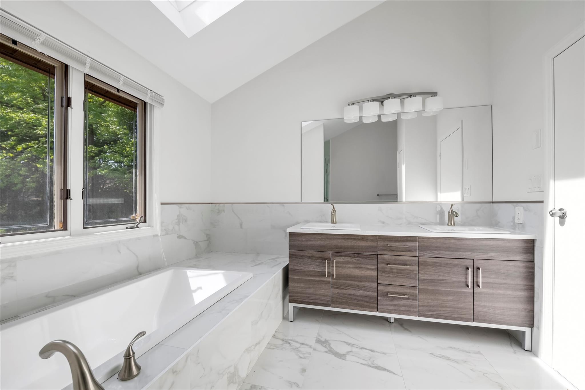 8 Bolton Drive, Manhasset, New York image 15