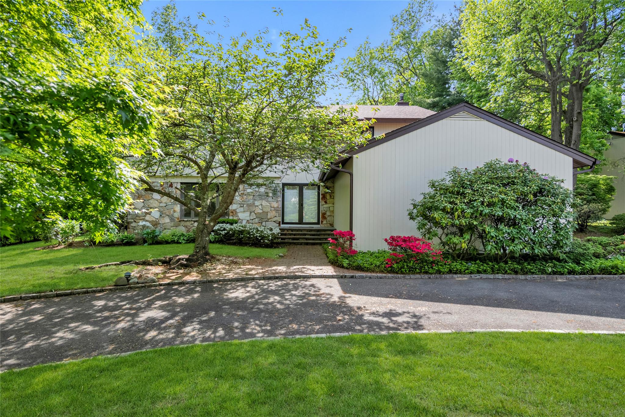 8 Bolton Drive, Manhasset, New York image 1