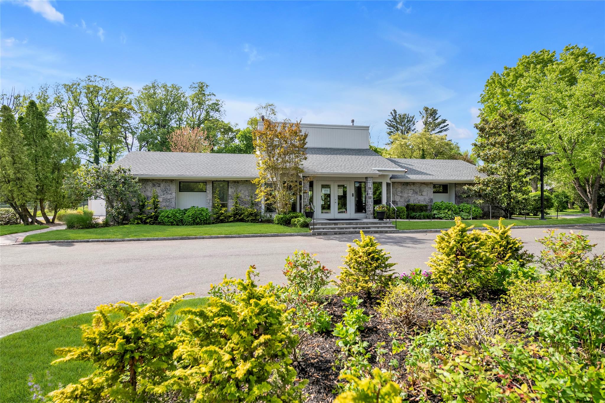 8 Bolton Drive, Manhasset, New York image 29