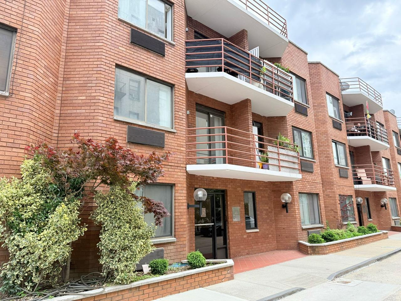 Property for Sale at Metropolitan Avenue G3, Kew Gardens, Queens, NY - Bedrooms: 3 
Bathrooms: 2 
Rooms: 4  - $569,000