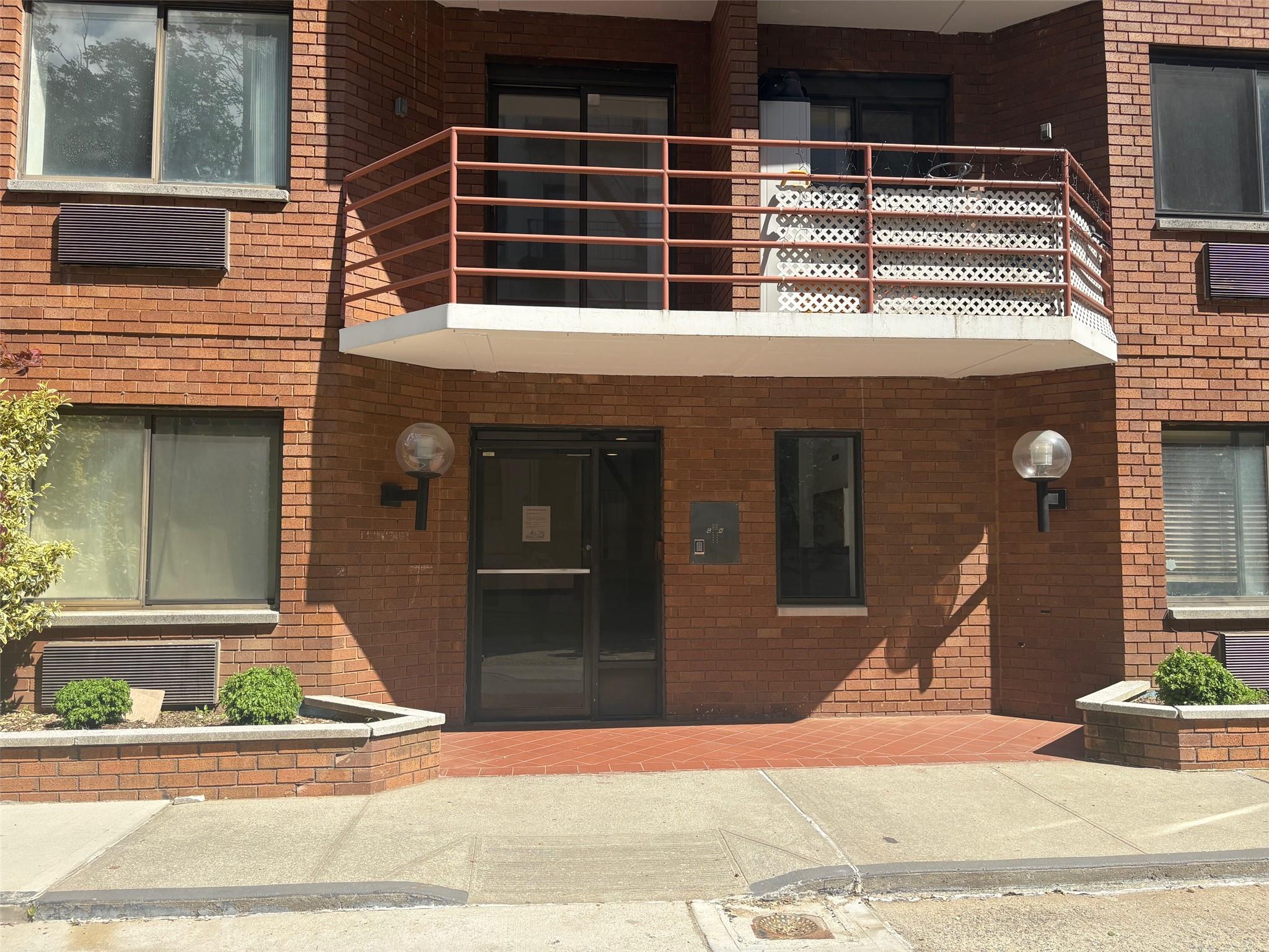 Property for Sale at Metropolitan Avenue G3, Kew Gardens, Queens, NY - Bedrooms: 3 
Bathrooms: 2 
Rooms: 4  - $569,000
