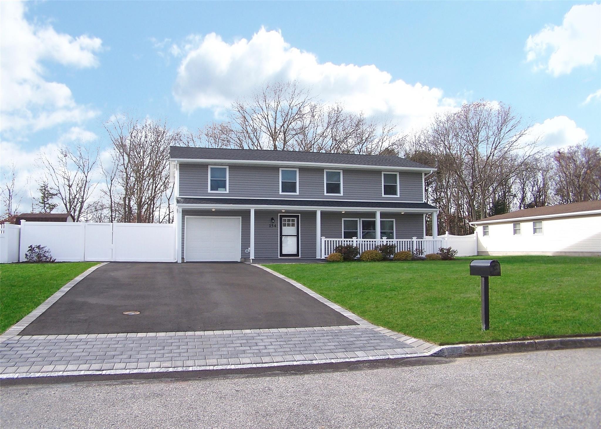 154 6th Ave Ave, Holtsville, New York image 1