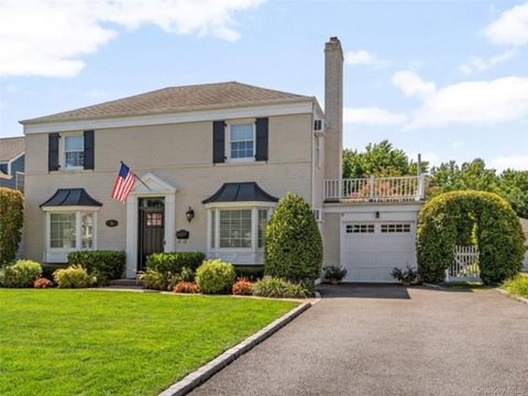 Photo of 96 Huntington Road, Garden City, NY 11530 (MLS # 903896)