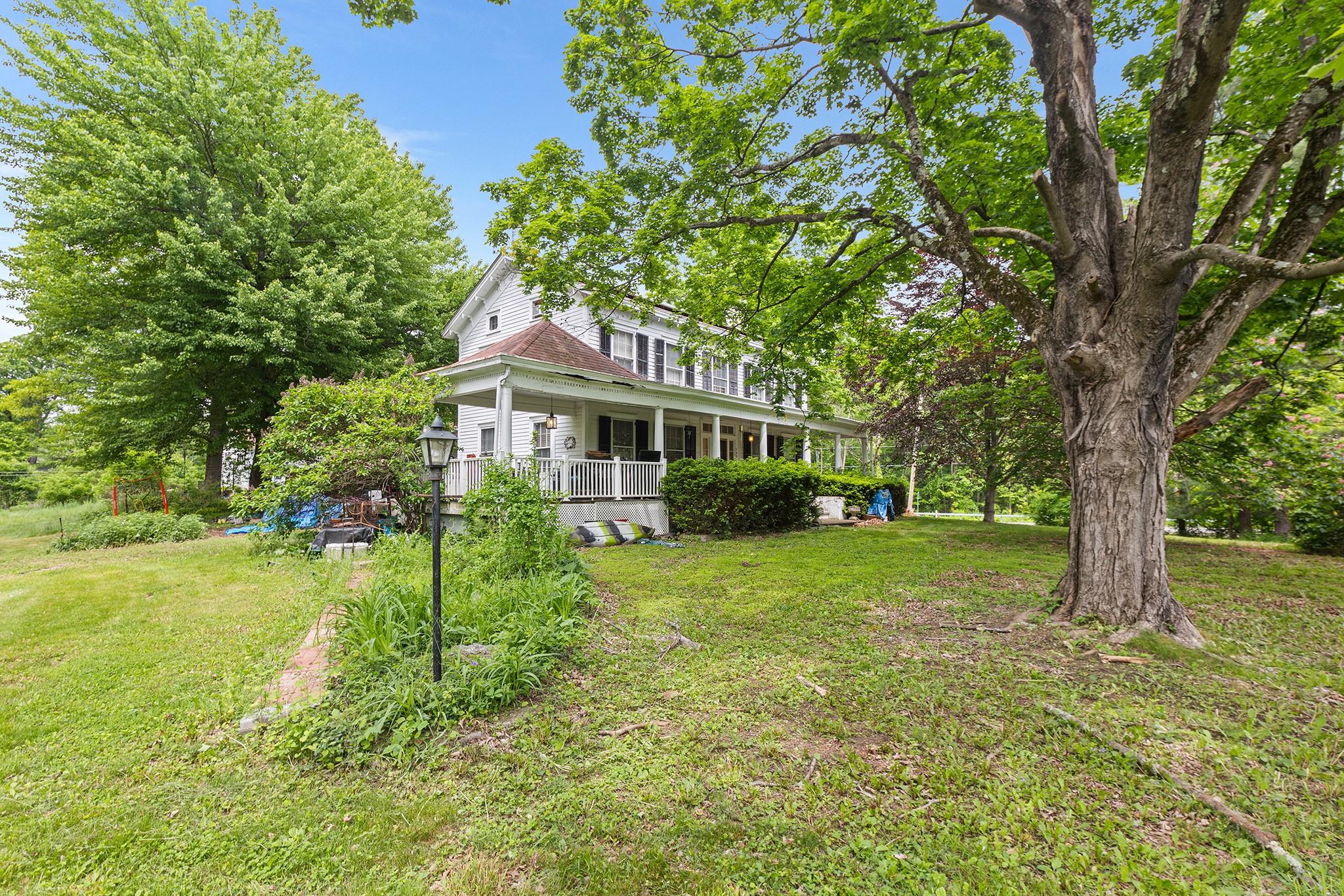 Losee Road, Wappingers Falls, New York - 4 Bedrooms  
4 Bathrooms  
9 Rooms - 