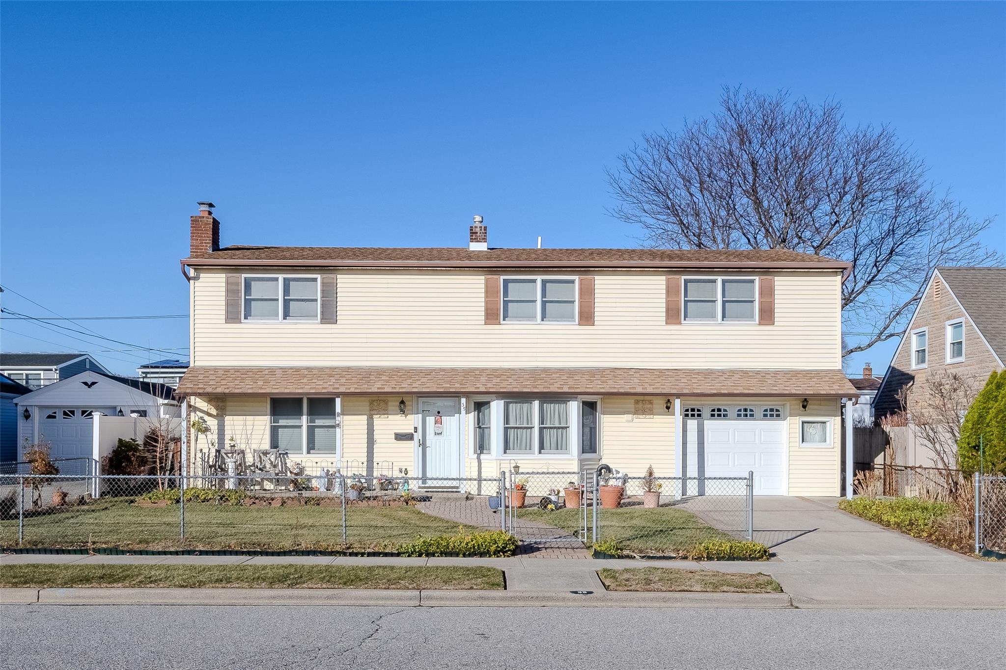 35 Crag Lane Ln, Levittown, New York image 1