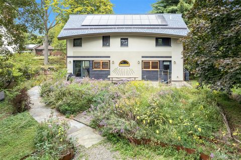 Photo of 26 Fairview Avenue, Tarrytown, NY 10591 (MLS # 916671)