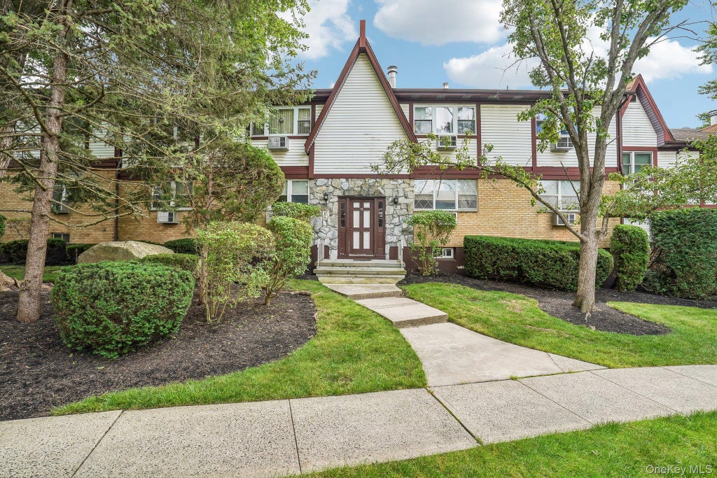 Photo of 19 Somerset Drive, Suffern, NY 10901 (MLS # 1033513)