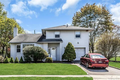 Photo of 17 Fresno Drive, Plainview, NY 11803 (MLS # 987421)