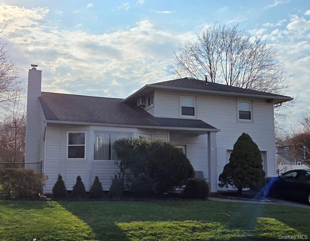 Photo of 17 Fresno Drive, Plainview, NY 11803 (MLS # 987421)