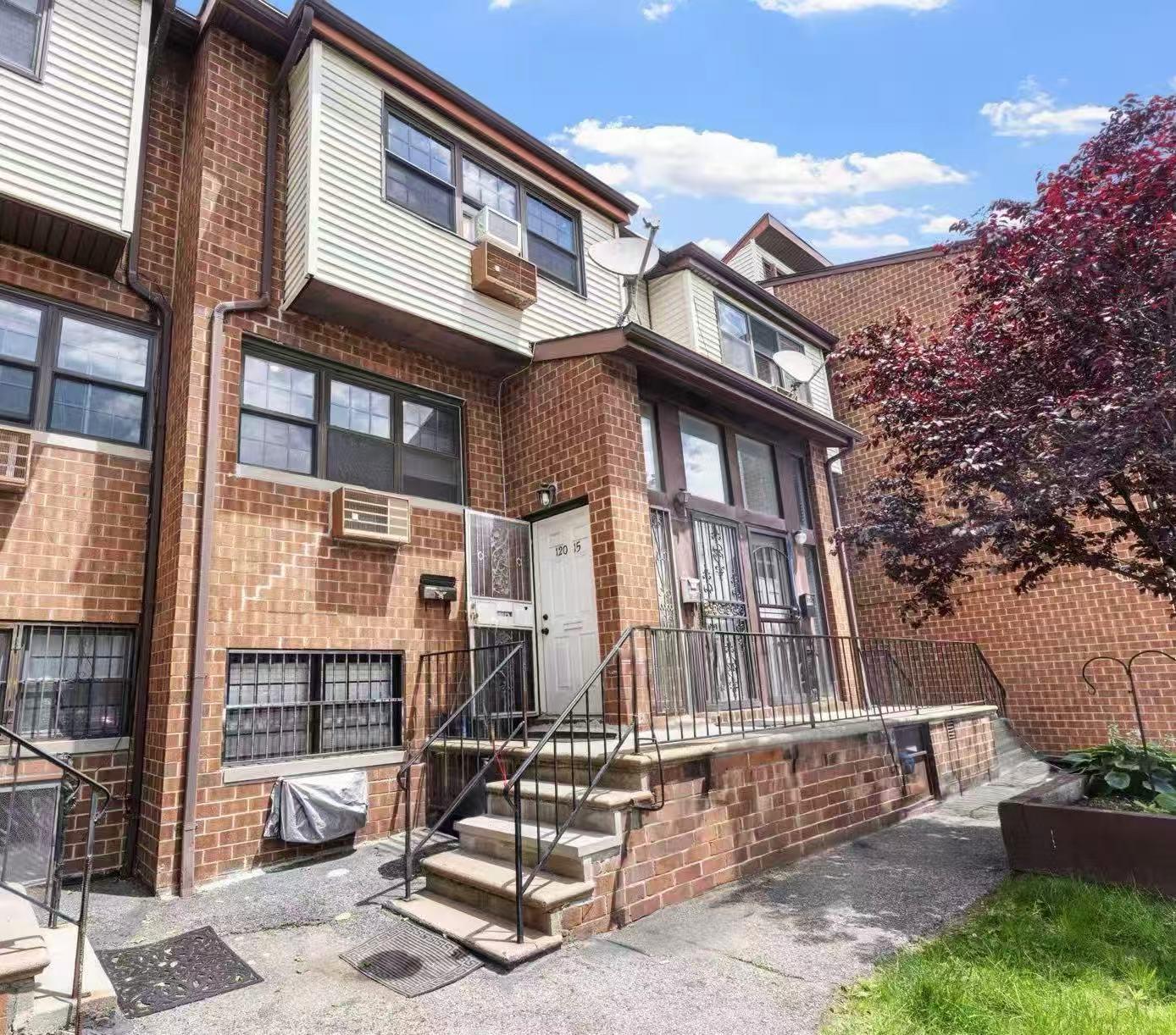 Cove Court 90A, College Point, Queens, NY - 3 Bedrooms  
3 Bathrooms  
8 Rooms - 