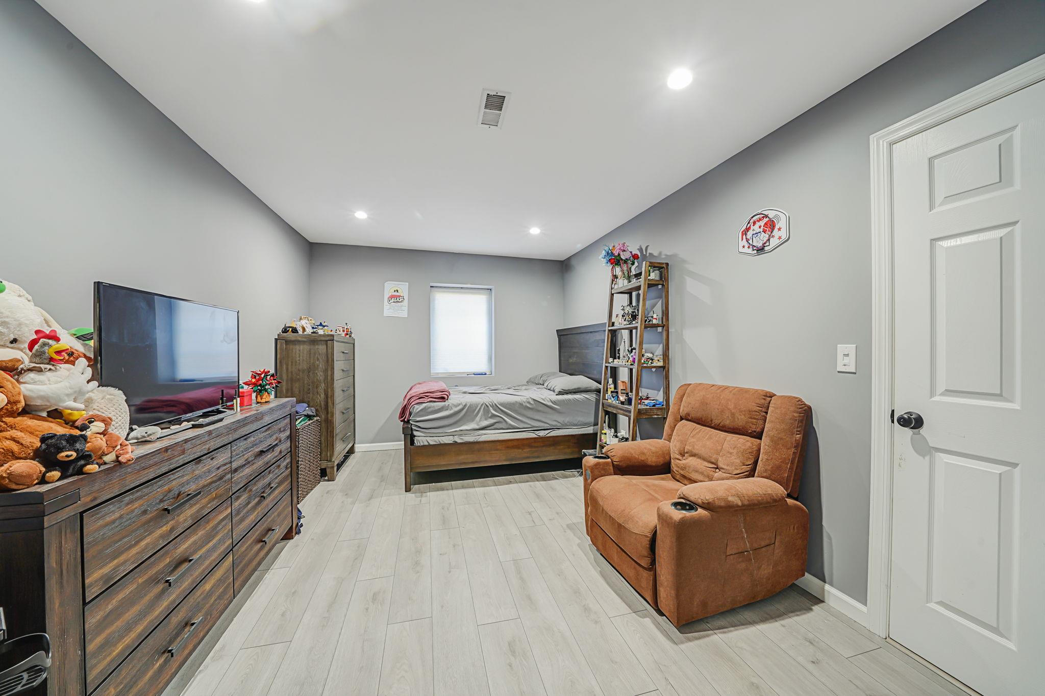 154 W Plum Street, Islip, New York image 20