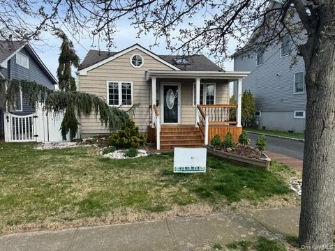 Photo of 75 S Bay Drive, Babylon, NY 11702 (MLS # 989376)