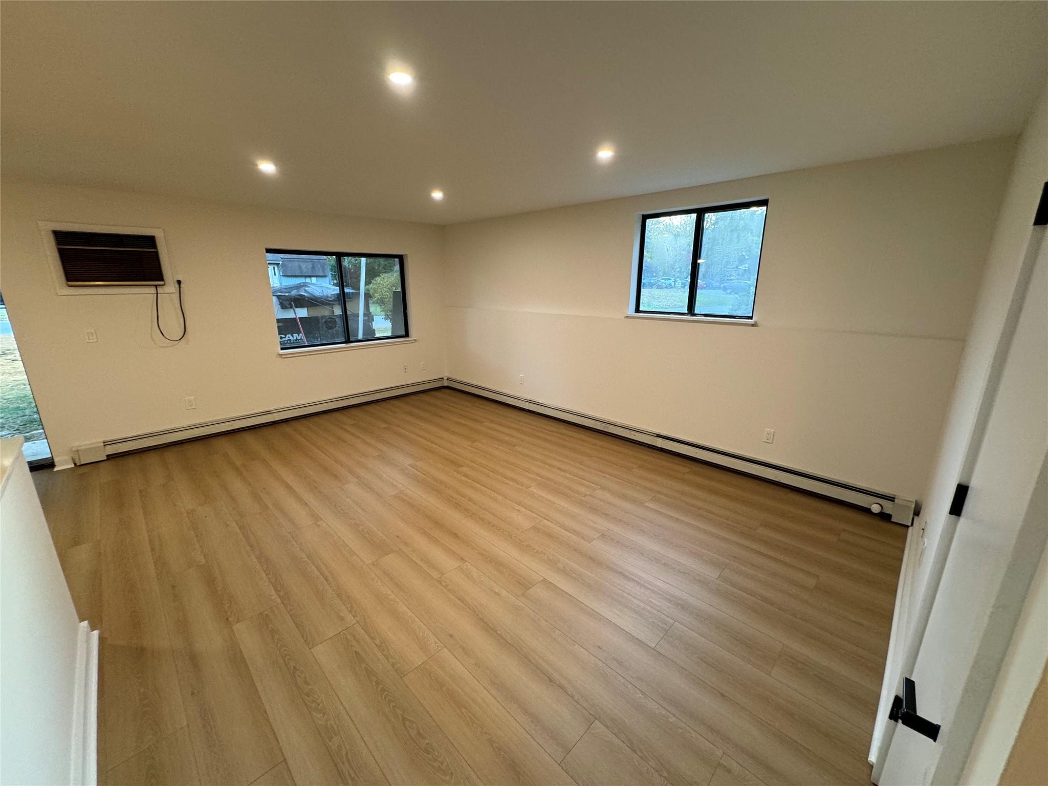 Hyde Park, New York 12538, United States, 2 Bedrooms Bedrooms, ,1 BathroomBathrooms,Residential,Active,24033