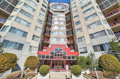 Photo of 10 Stewart Place #3FE, White Plains, NY 10603 (MLS # 972848)