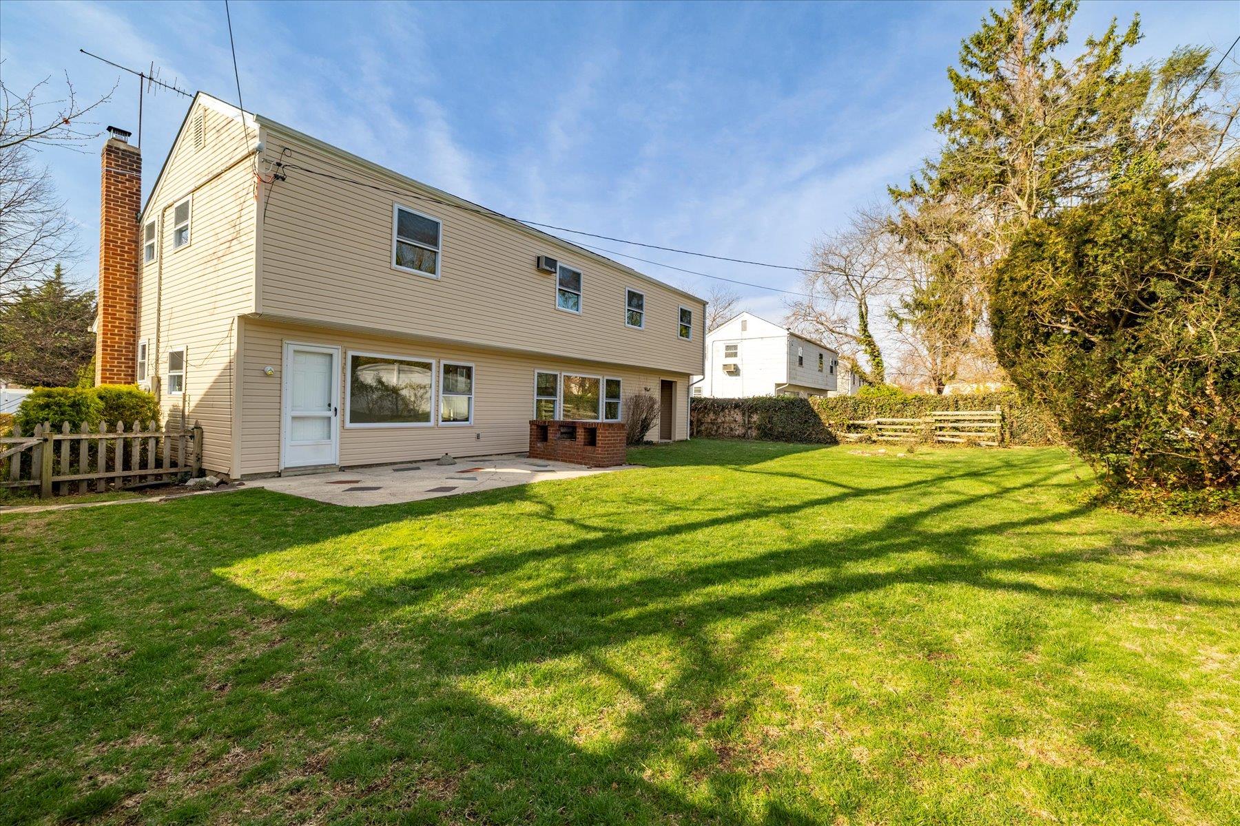21 Brook Path, Plainview, New York image 4