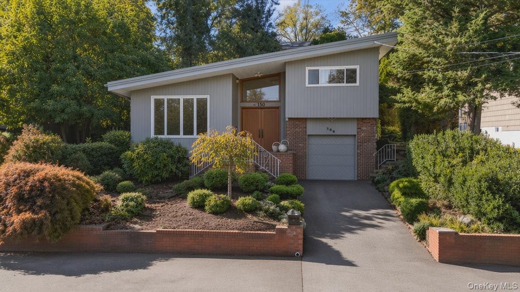 Photo of 150 Cow Neck Road, Port Washington, NY 11050 (MLS # 1068233)