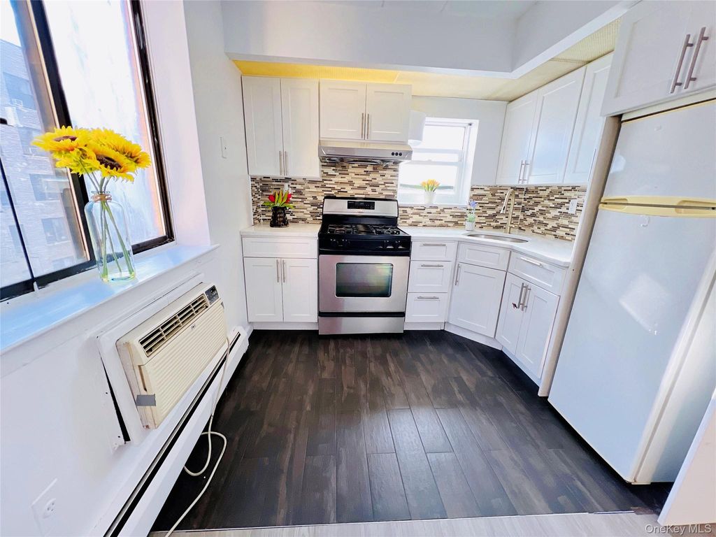 Photo of 133-36 41st Road #6C, Flushing, NY 11355 (MLS # 923133)