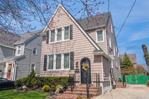 Photo of 33 Carstairs Road, Valley Stream, NY 11581 (MLS # 983462)