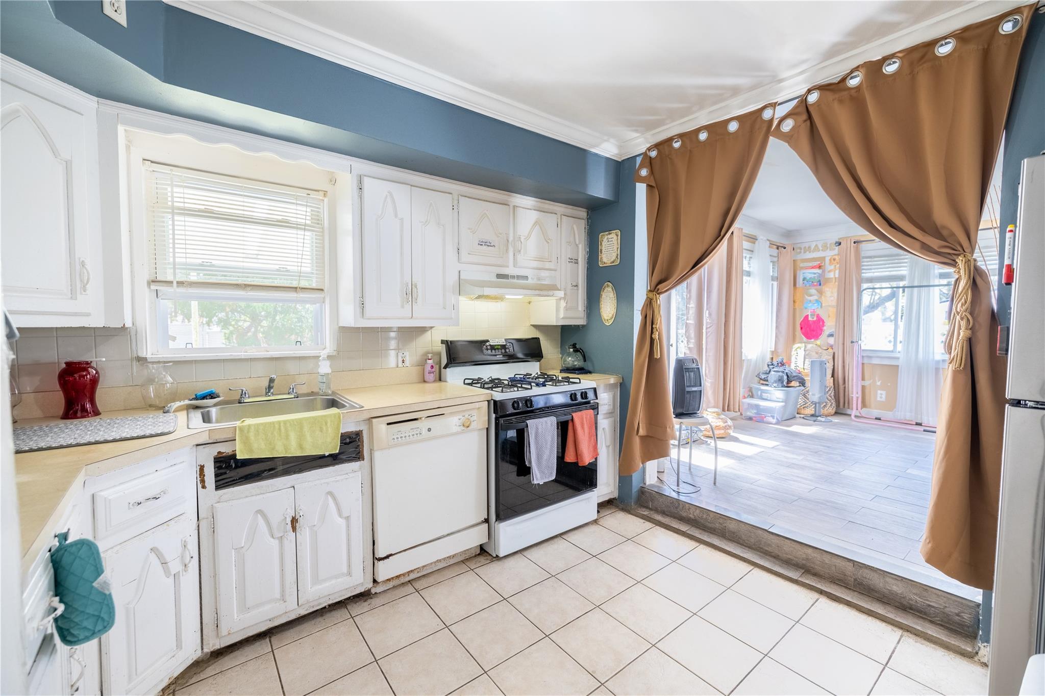 730 Goodrich Street, Uniondale, New York image 3