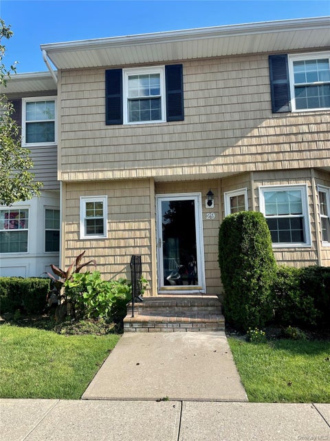 Condo For Rent - 29 Woodlake E Drive<br/> Woodbury, NY 11797
