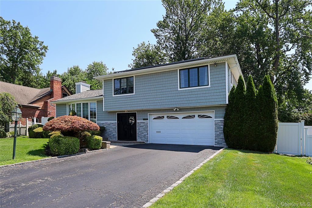 Photo of 64 Hamilton Drive, Roslyn, NY 11576 (MLS # 896134)